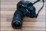 Analoge Nikon-Kamera mit einem DIY-Freelens-Adapter und einem Objektiv