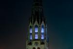 Blick auf den beleuchteten Turm der Stadtkirche St. Maximi